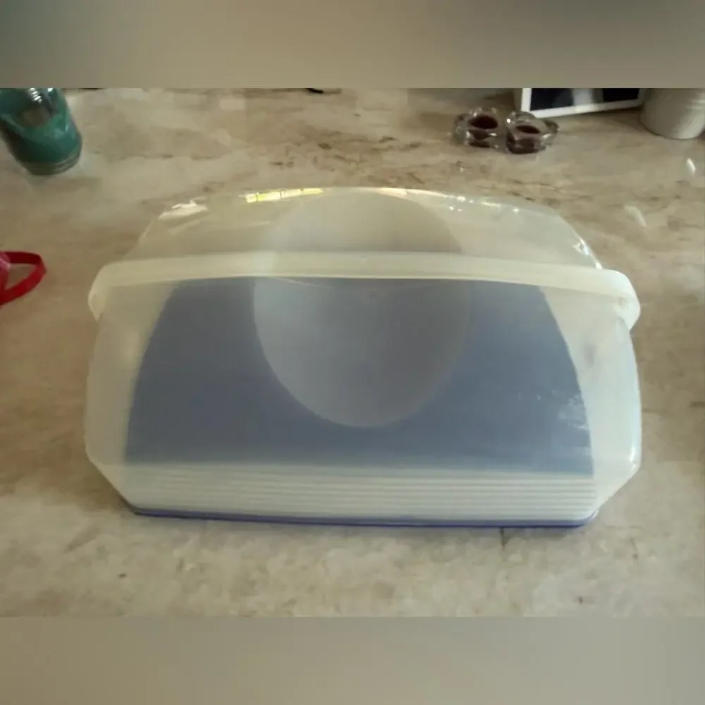 Tupperware Bake N Take cake and cupcake carrier *Retired